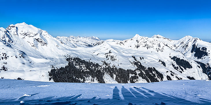 Winterpanorama mit blauem Himmel ©Foto: iStock/JM_Image_Factory