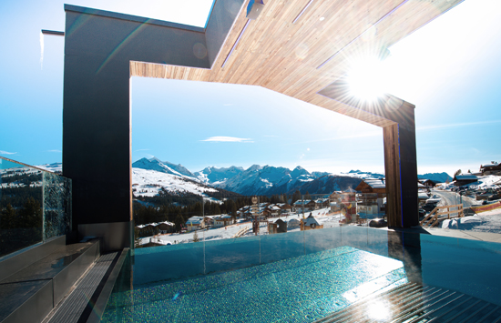 Infinity Pool mit Blick auf die verschneite Berglandschaft (©Foto: My Alpenwelt Resort)