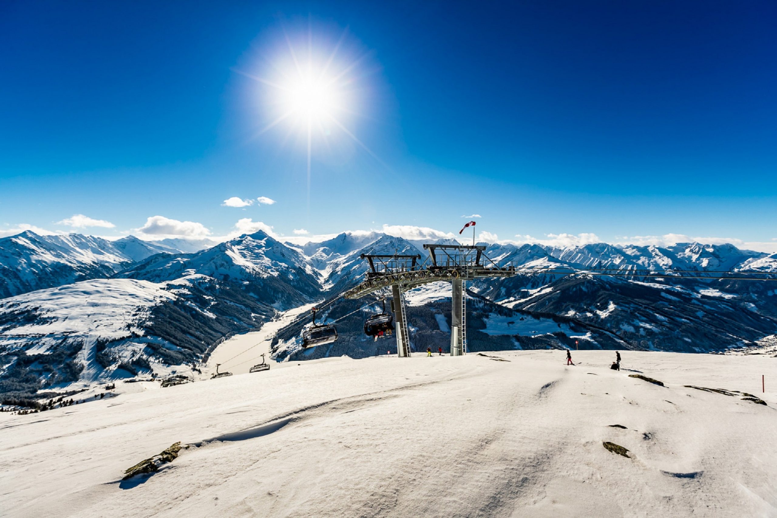 Traumhaftes Bergpanorama bei Sonnenschein (©Foto: My Alpenwelt Resort)