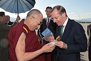 Verabschiedung des Dalai Lama nach seinem Salzburg Besuch am Flughafen durch Landeshauptmannstellvertreter Wilfried Haslauer. Foto: Franz Neumayr