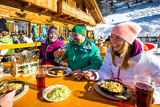 Weltweit einzigartig: Auf vielen der 120 Skihütten in der Salzburger Sportwelt werden hausgemachte Köstlichkeiten serviert. ©Foto: Tom Lamm, Salzburger Sportwelt
