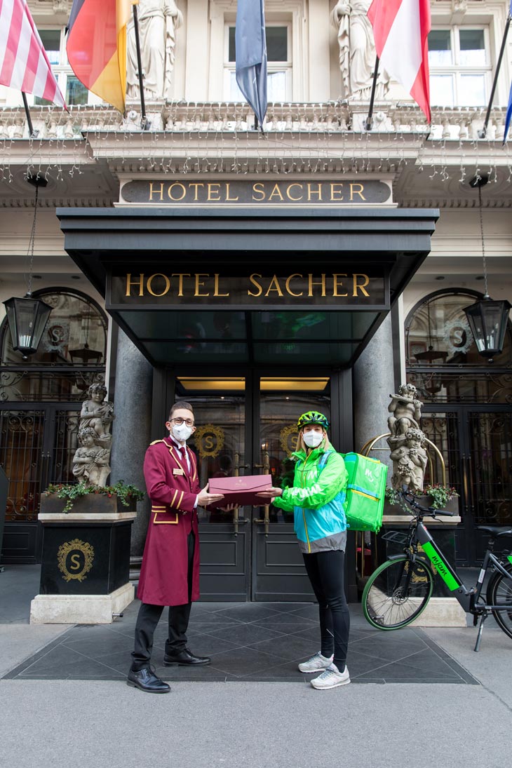 Sacher Special Moments delivered by mjam – das weltberühmte Hotel Sacher und der beliebte leuchtendgrüne Lieferdienst machen gemeinsame Sache in Wien und Salzburg (©Foto: CLIFF KAPATAIS(mjam)