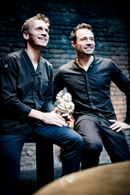Andreas Senn (links) mit seinem Küchenchef Christian Geisler und dem Michelin Männchen (©Foto: Florian Mitterer)