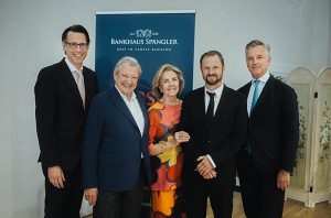 Das Bankhaus Spängler lud im Rahmen einer “Künstlerbegegnung” zu einer Lesung des Schauspielers in die Große Universitätsaula, v.l.: Nils Kottke (Vorstand Bankhaus Spängler), Heinrich und Eva Spängler, Philip Hochmair und Werner G. Zenz (Sprecher des Vorstandes Bankhaus Spängler) (©Foto: Bankhaus Spängler / Richard Schabetsberger)