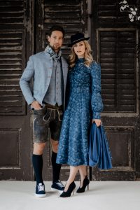 Die Outfits der Models sind von Gweih & Silk, Schuhe von Xaver & Luis, Strümpfe von Strumpf Dirks, Hut von Mayser, Herrenschal und Swing Scarf mit Schalkragen von Luise Steiner. (©Foto: studio soco x brandboxx)