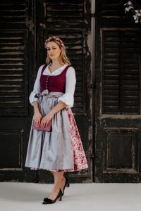 Dirndl von Waldorff, Haarreifen von Rasp, Clutch von Luise Steiner und Schuhe von Xaver & Luis. (©Foto: studio soco x brandboxx)