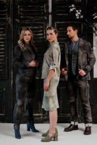 Die Modelle sind in Outfits von Beckert Manufaktur gekleidet, Schuhe von Xaver & Luis. (©Foto: studio soco x brandboxx)