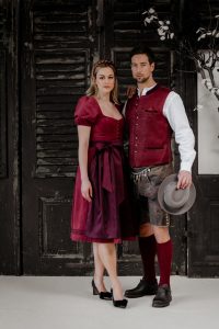 Outfits von Julia Trentini und Krüger, Schuhe von Xaver & Luis, Hut von Mayser. (©Foto: studio soco x brandboxx)