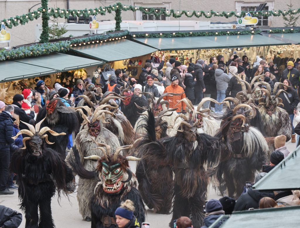 Salzburger Christkindlmarkt am Residenzplatz und Domplatz Perchtenlauf @Foto: Franz Neumayr 