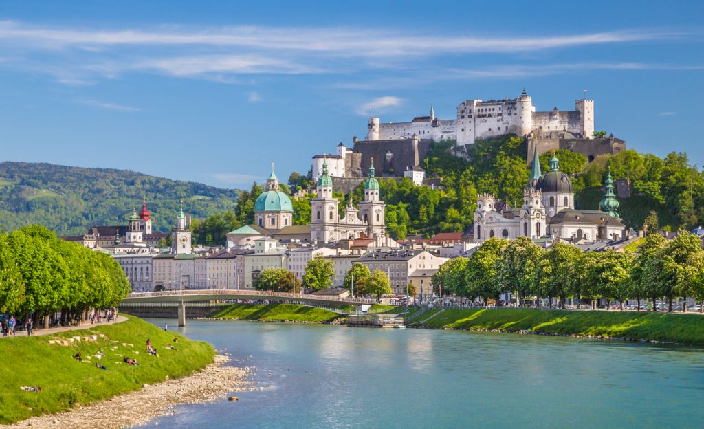 Salzburg Skyline mit der Festung Hohensalzburg und der Salzach im Sommer (©Foto: iStock-bluejayphoto)